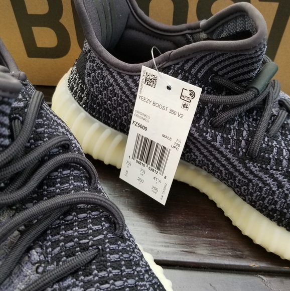 Yeezy Boost 350 V2 - size US 8 - Picture 2 of 3